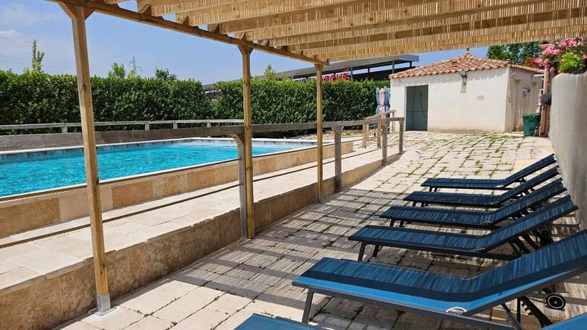 Hôtel pour 5 personnes, avec Balcon et Terrasse ainsi que Jardin et Piscine