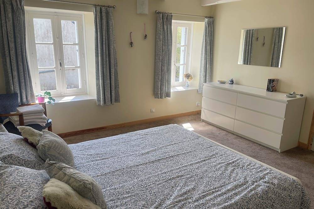 Large house over 3 floors in quiet village setting close to canal & country walk in Saint-Thois, Châteaulin und Umgebung