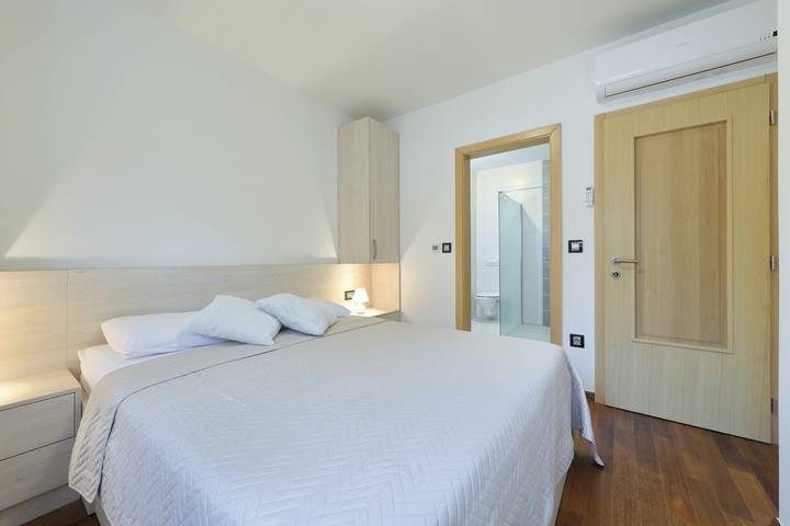 Ganze Wohnung, Villa Leda- apartment with private pool and garden in Strand Kožino, Zadar (Kommun)