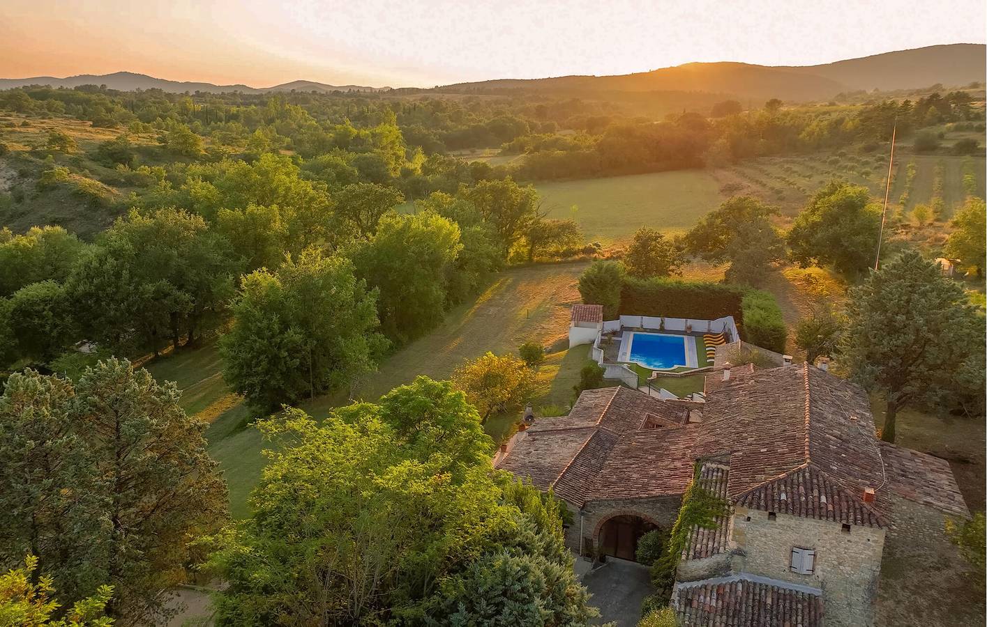 Appartement spacieux avec piscine, parking et Internet in Saint-Sauveur-de-Cruzières, Parc national des Cévennes