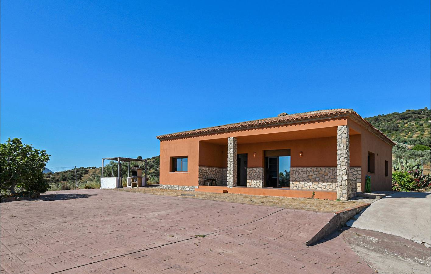 Appartement climatisé avec terrasse au bord de la piscine près d'El Gastor in El Gastor, Pueblos Blancos