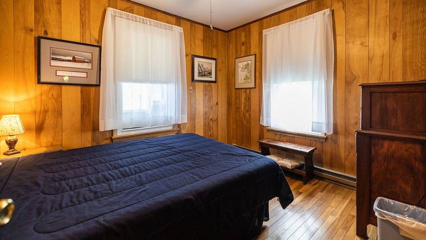 Vacation rental for 7 people, with terrace and hot tub in Seneca Lake