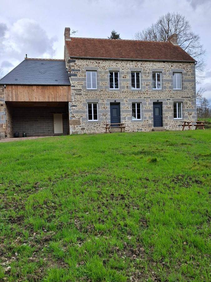 Location de vacances pour 8 personnes, avec Terrasse et Jardin ainsi que Vue sur le lac et Vue à Rânes