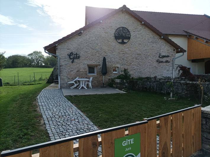 Gîte pour 2 personnes, avec terrasse ainsi que sauna et jardin à Fay-en-Montagne