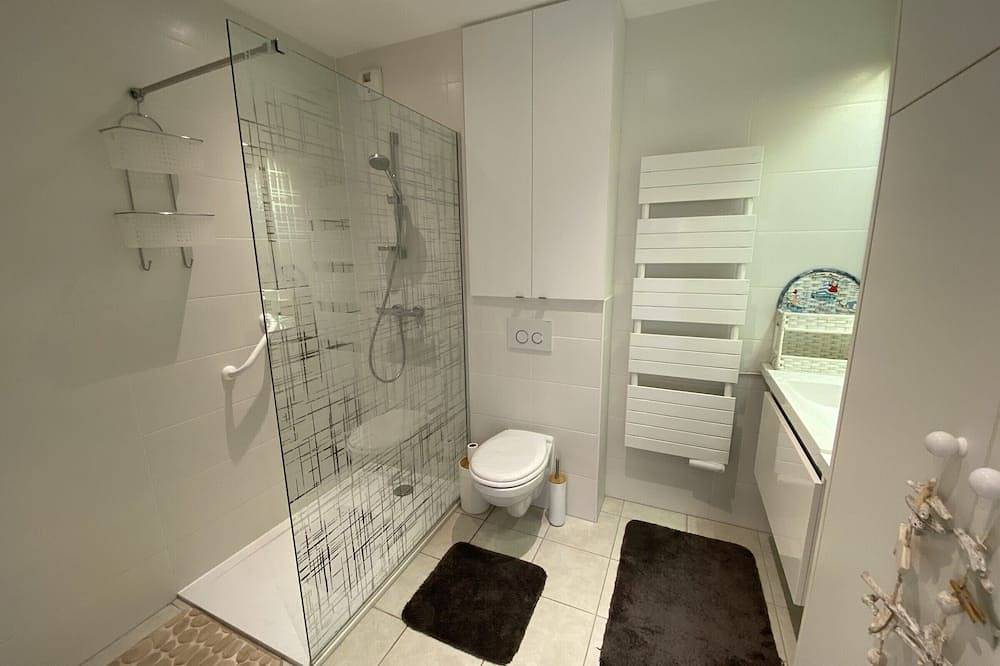 Appartement entier, Port-Louis: Appartement T2 avec Terrasse, Parking et Wifi in Port-Louis, Côte des Mégalithes