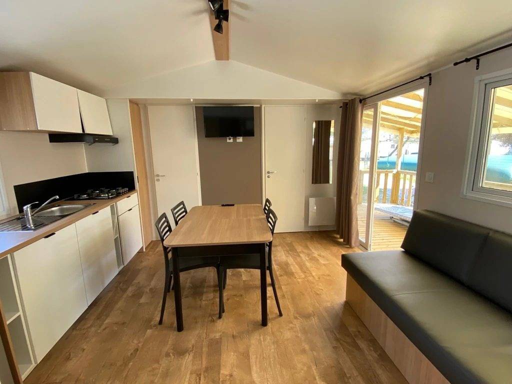 Zecamping 2* piscine mobil-home Tv clim 35m2 6 pers in Villeneuve-lès-Maguelone, Côte méditerranéenne (France)