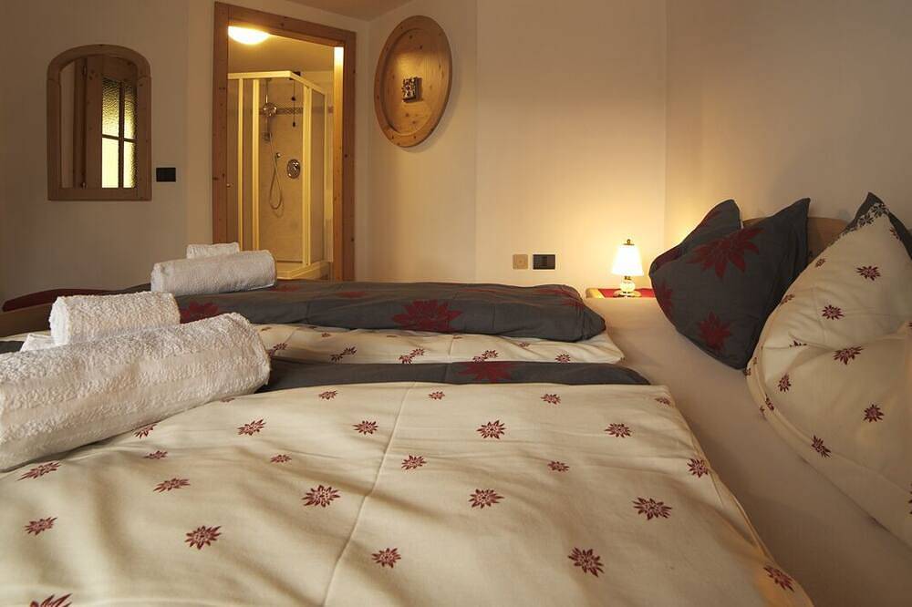 Ganze Wohnung, Al Soladif - Attic room with a view. Magic in a mansion in the heart of Cavalese. in Cavalese, Fleimstaler Alpen