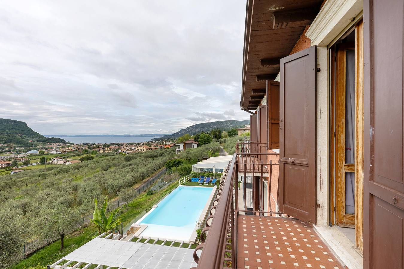 Appartement entier, Appartement 'Balcone Ale' avec vue sur le lac, Wi-Fi et climatisation in Garde, Montagnes autour du lac de Garde