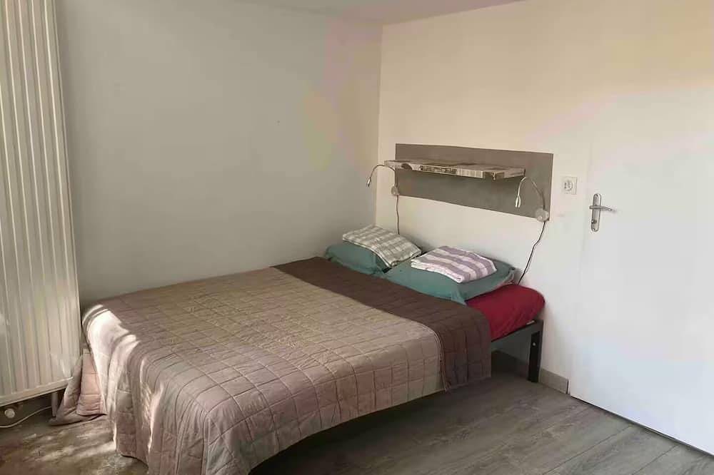 Appartement entier, Independent apartment in winemaker's house Poussan in Poussan, Côte d'Améthyste