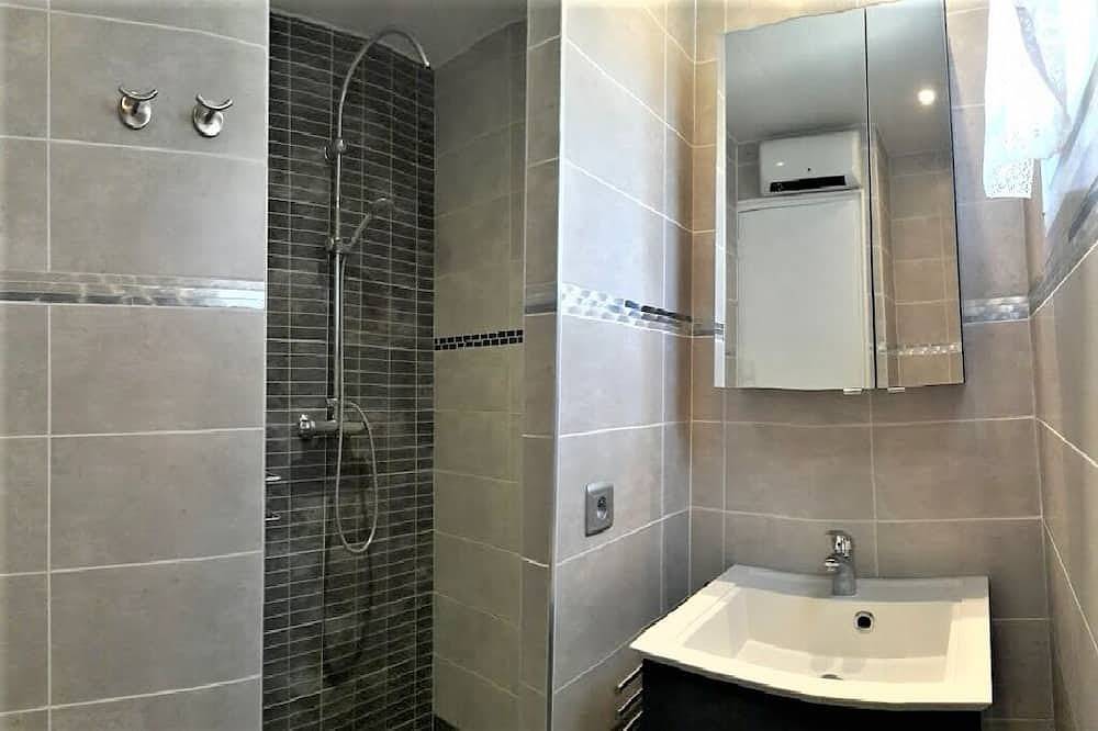 Beautiful air-conditioned vacation villa with garden, and the beach at the end of your flip-flops! in Poggio-Mezzana, Corte region