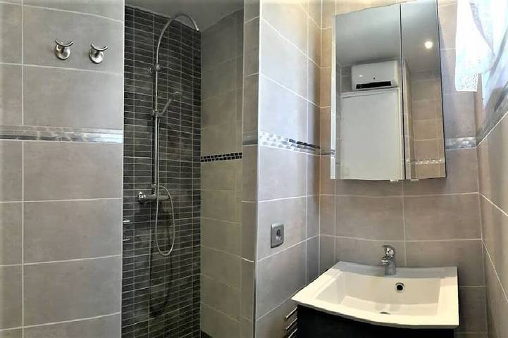 Last-Minute Sale. Beautiful, air-conditioned villa with a garden; the beach is 100 meters away. in Poggio-Mezzana, Corte region