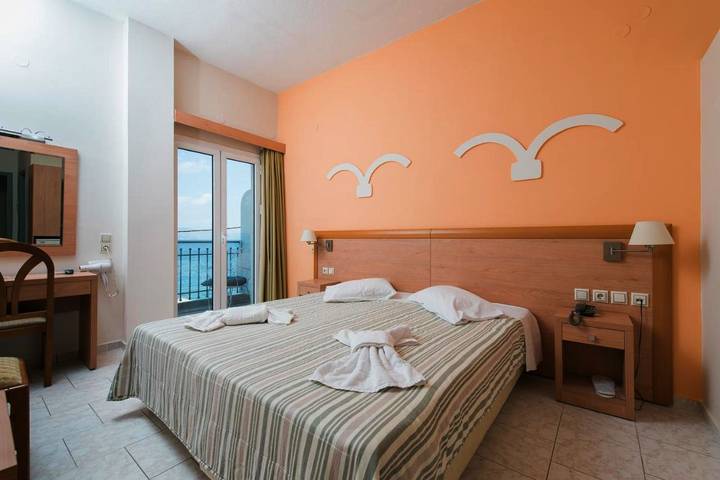Hôtel, avec Balcon ainsi que Terrasse et Jardin dans Selianitika