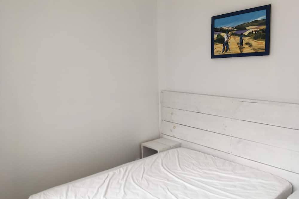 Maisonnette T3 terrace, 5 mn from the port and Super U, 10 mn walk from the beach in Cassis, Calanques National park