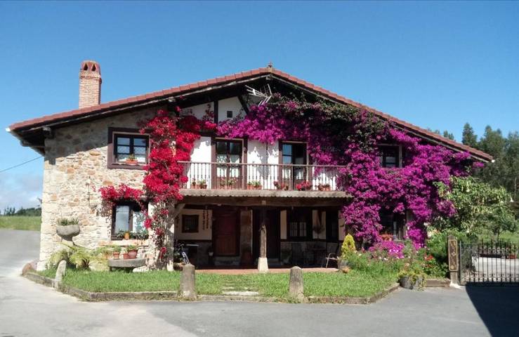 Location de vacances pour 2 personnes, avec Terrasse ainsi que Jardin et Vue à Ea