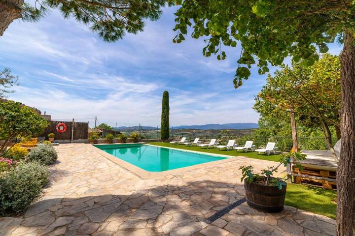 Casa rural para 15 personas, con jardín además de piscina y jacuzzi en Urgel