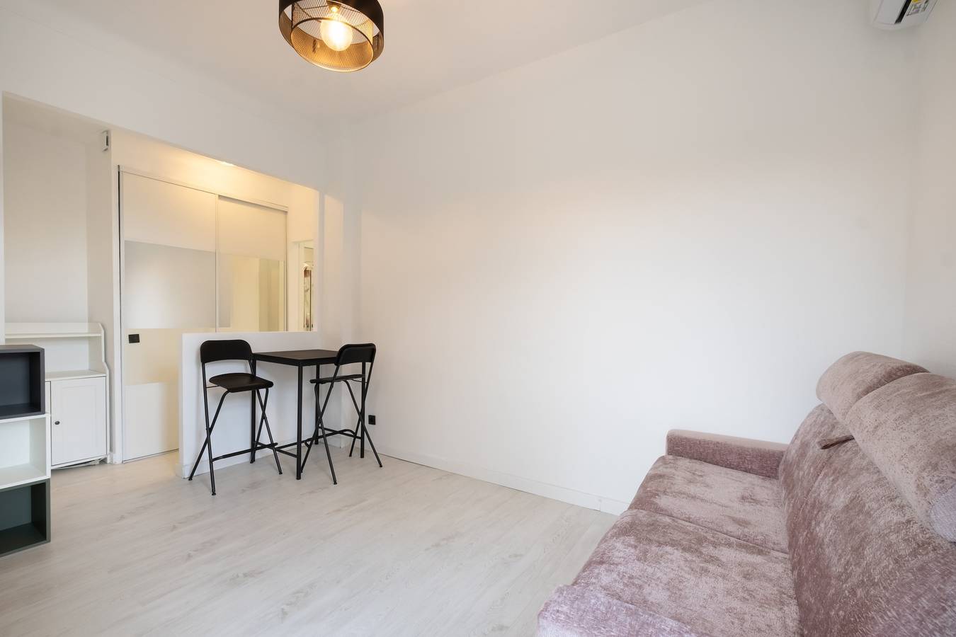 Entire studio, Studio Apartment 'Rubis' with Private Terrace, Wi-Fi and Air Conditioning in Nice (France), Mediterranean Coast (France)