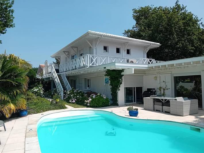Chambre d’hôte pour 2 personnes, avec terrasse et vue ainsi que piscine et jardin
