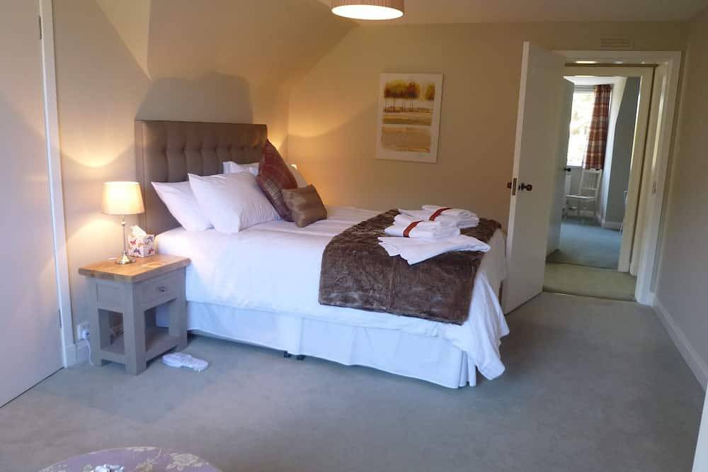 Fabulous location, luxury lodge for 8+2 in cots, hot tub, garden, garage, dogs in Aviemore, Highlands