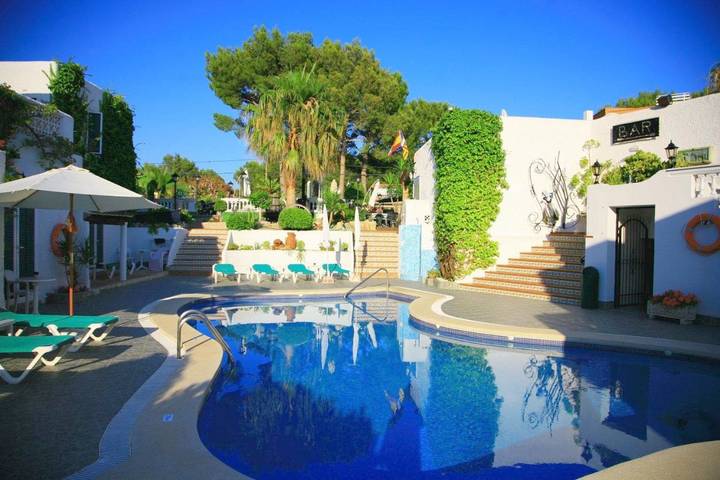 Ferienhaus für 2 Personen, mit Balkon und Terrasse sowie Garten und Pool in Peguera