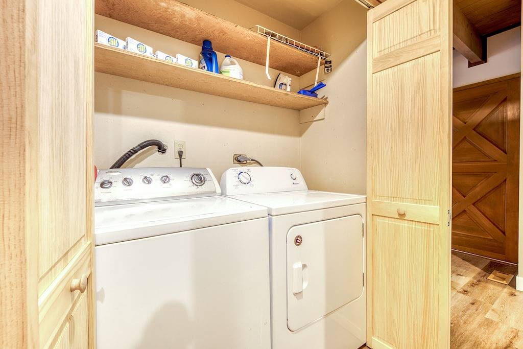 Creekside Home w / privaten Whirlpool, tolle Terrasse und tolle Aussicht auf die Wälder! in Welches, Mount Hood