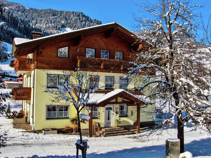 Ferienwohnung für 5 Personen, mit Balkon und Whirlpool sowie Sauna in Großarl
