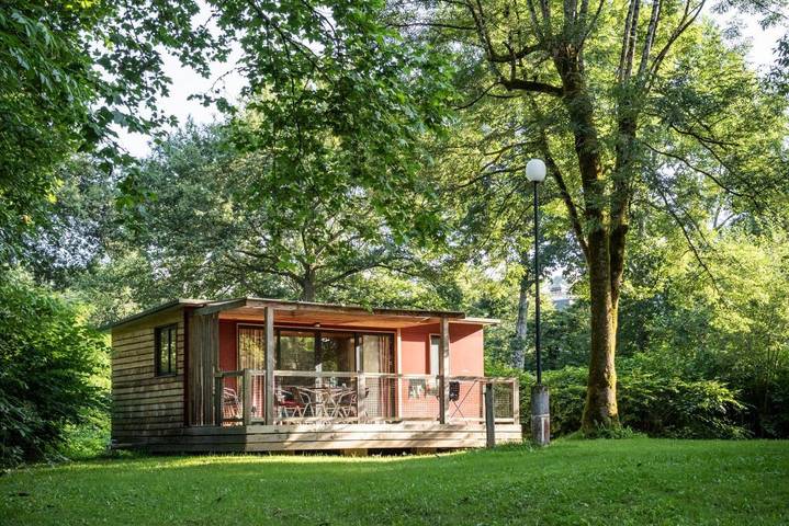 Camping pour 5 personnes, avec terrasse et piscine, animaux acceptés