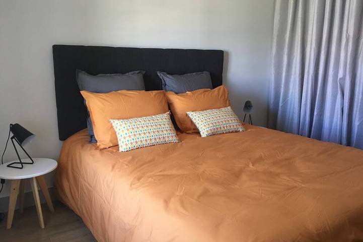 Entire apartment, Large 60 m2 apartment, historic center, near the market, former convent in La Rochelle, La Rochelle region