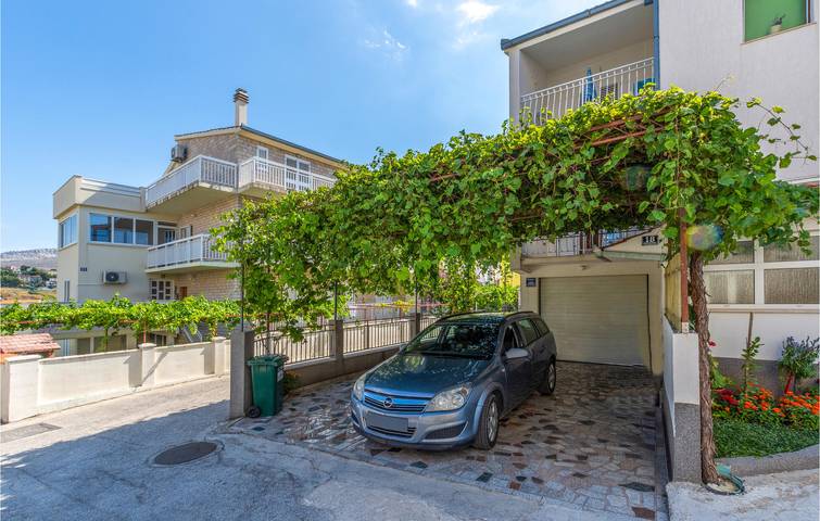 Appartement de vacances entier, Appartement confortable avec terrasse, cuisine et parking - À 500 m de la plage de Strobec in Stobrec, Split-Dalmatie