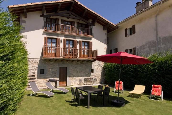 Casa rural para 7 personas, con Terraza además de Jardín y Vistas en Cuenca de Pamplona