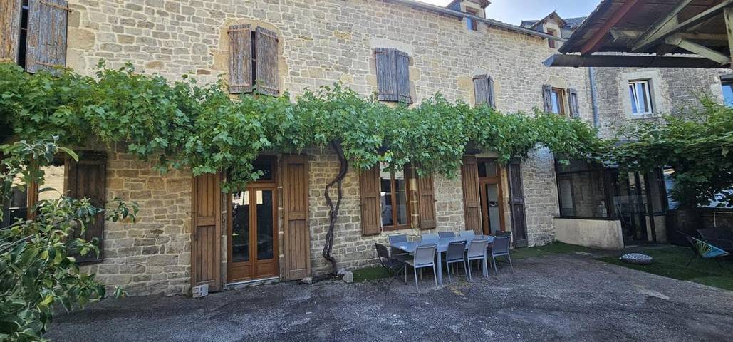 Location de vacances pour 12 personnes, avec Terrasse et Vue dans Lapanouse