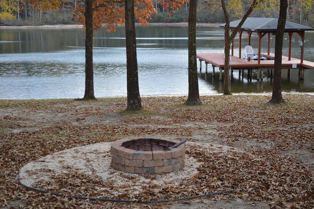 Blauer Himmel am Anna-See, ein phänomenaler Rückzugsort am Wasser in Lake Anna