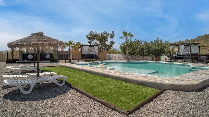 Apartamento para 4 personas, con terraza además de jardín y piscina en Adra