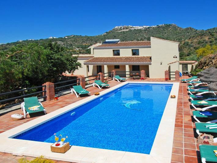 Casa rural para 15 personas, con piscina además de terraza y jardín, Se admiten mascotas en Comares