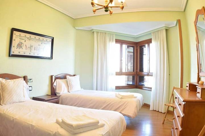 Quiet, fully furnished house with a pool, barbecue, and large garden in Olite, Navarra Province
