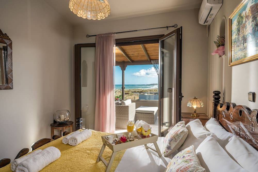Villa Eva,  Luxury villa 50 meters from the sea, in a very quite area. in Kokkini Hani, Heraklion og Omegn
