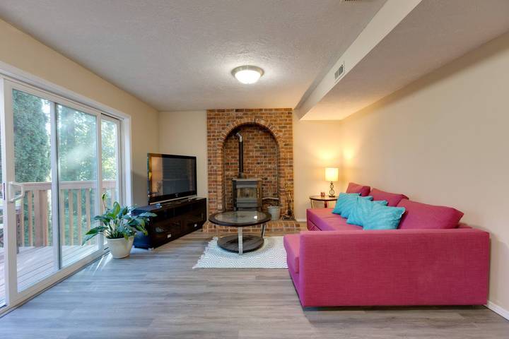 Apartamento entero, Oregon Jade Lodging- Amplias 2 habitaciones, Ev Charger, bastante junto a Stream in West Linn, Condado de Clackamas