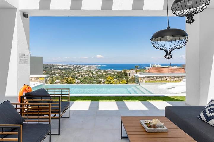 Ferienhaus für 8 Personen, mit Balkon und Whirlpool sowie Garten in Koskinou