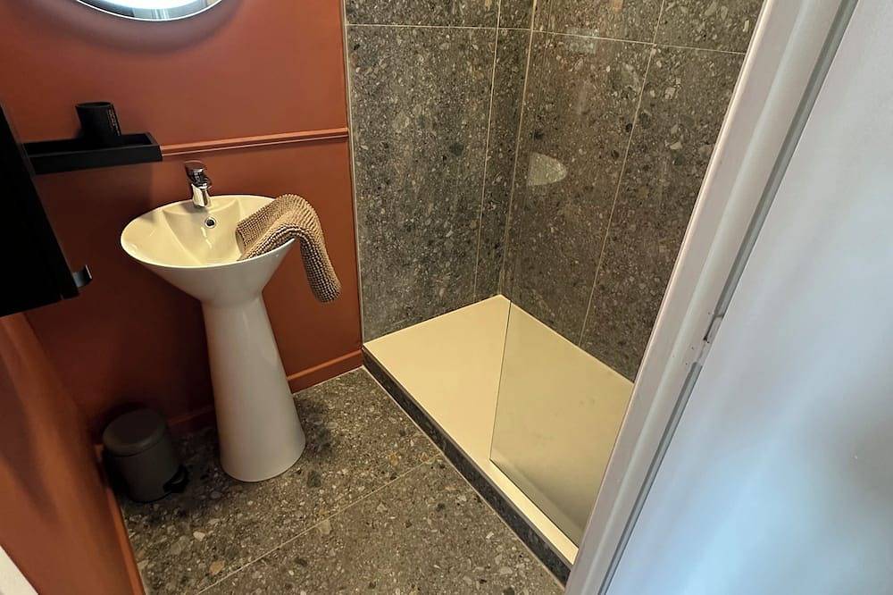 Entire apartment, Luxury T3 suite in historic center in Quimperlé, Quimper region