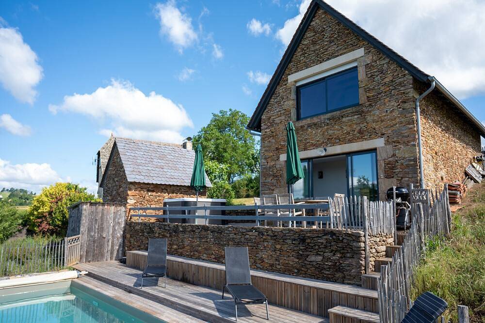 Domaine de vacances avec piscine in Cassaniouze, Région d'Aurillac