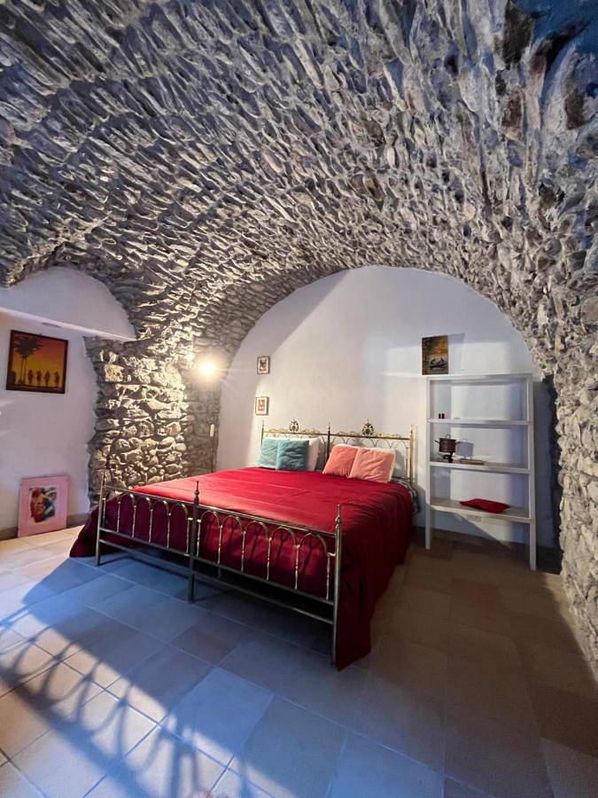 Location de vacances pour 5 personnes, avec Balcon ainsi que Terrasse et Vue à Rocchetta Nervina
