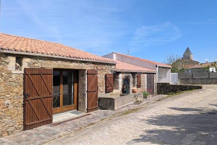 Location de vacances pour 5 personnes, avec terrasse à La Chaize-Giraud - 3