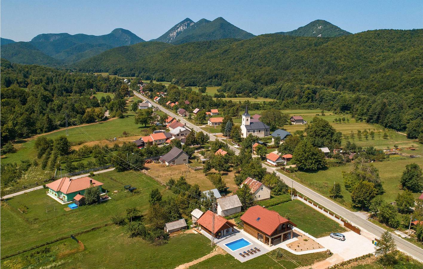 Charmante 2-Zimmer-Wohnung mit Pool und Terrasse, 2 km vom Fluss Rakovac entfernt in Gospitsch, Naturpark Velebit