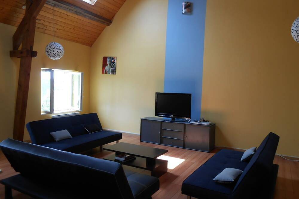 Gîte familial en Auvergne, wifi et aire de jeux pour dépaysement in Biollet, Puy-de-Dôme