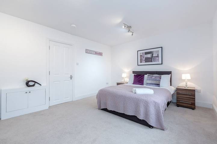 Appartement entier, 3) Familles bienvenues, Parking gratuit, Wi-Fi gratuit, appartement moderne et commerces à proximité in Borough londonien de Hillingdon, Londres
