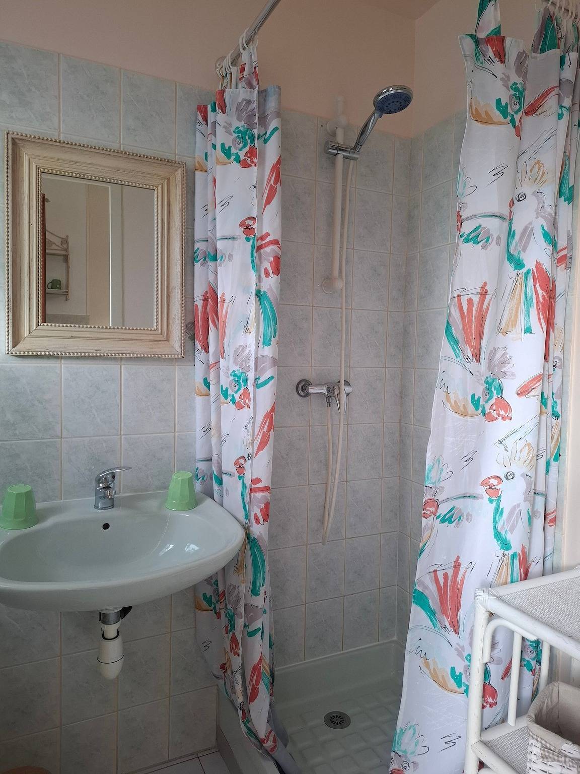 Chambre d’hôtes Jaune Campagnarde avec terrasse et jardin partagés, Wi-Fi in Saint-Lyphard, Région de Saint-Nazaire