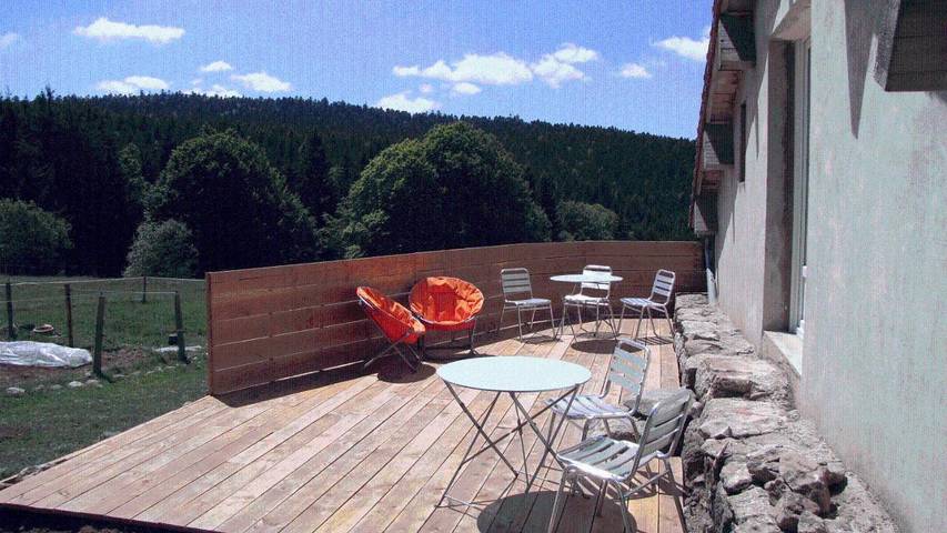 Location de vacances pour 4 personnes, avec vue ainsi que terrasse et jardin à Lanarce - 3