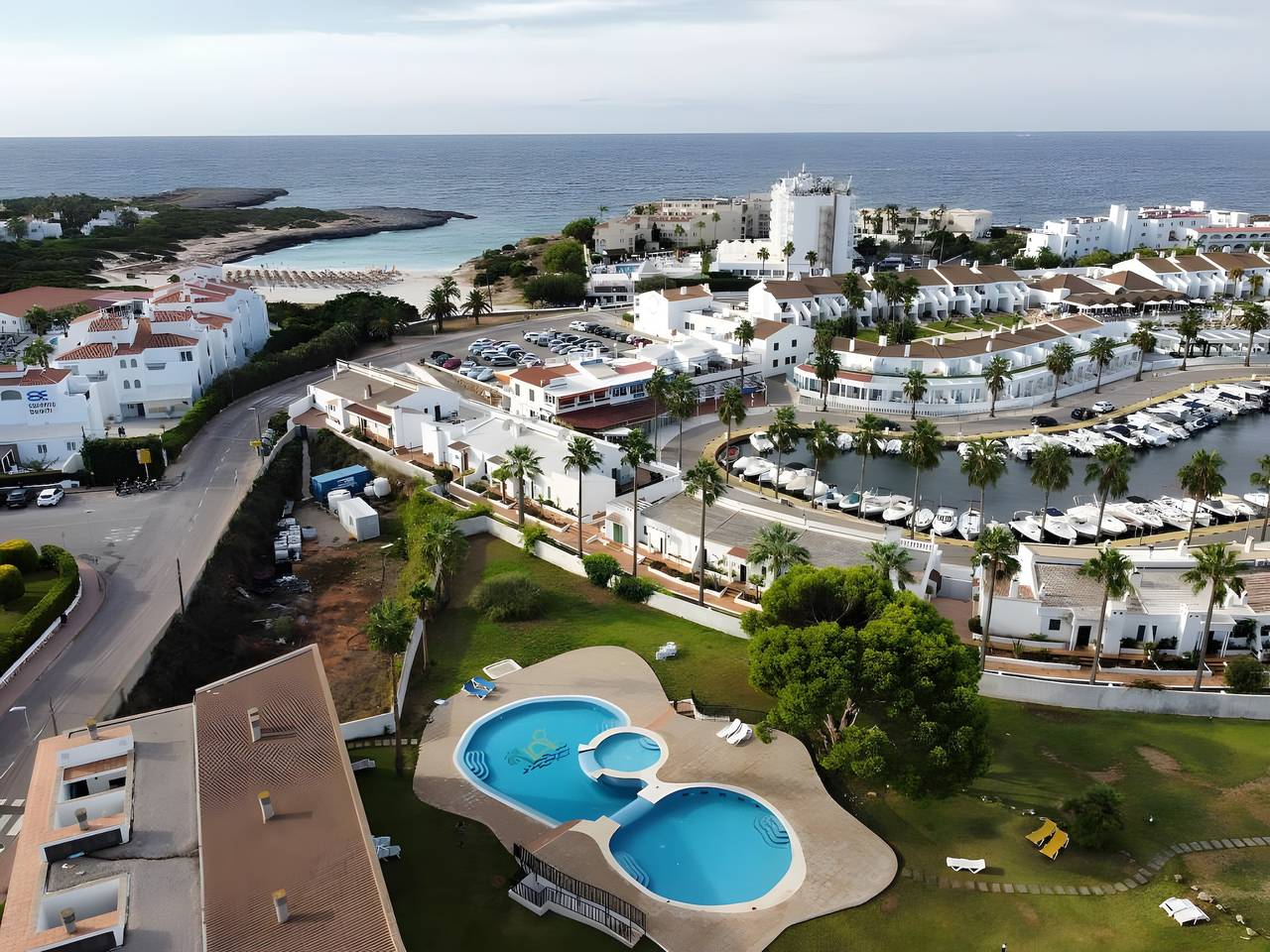 Apartamento entero, Apartamento 'Cala'n Bosch Planta Bj' con piscina compartida, terraza privada y aire acondicionado. in Cala en Bosc, Ciudadela