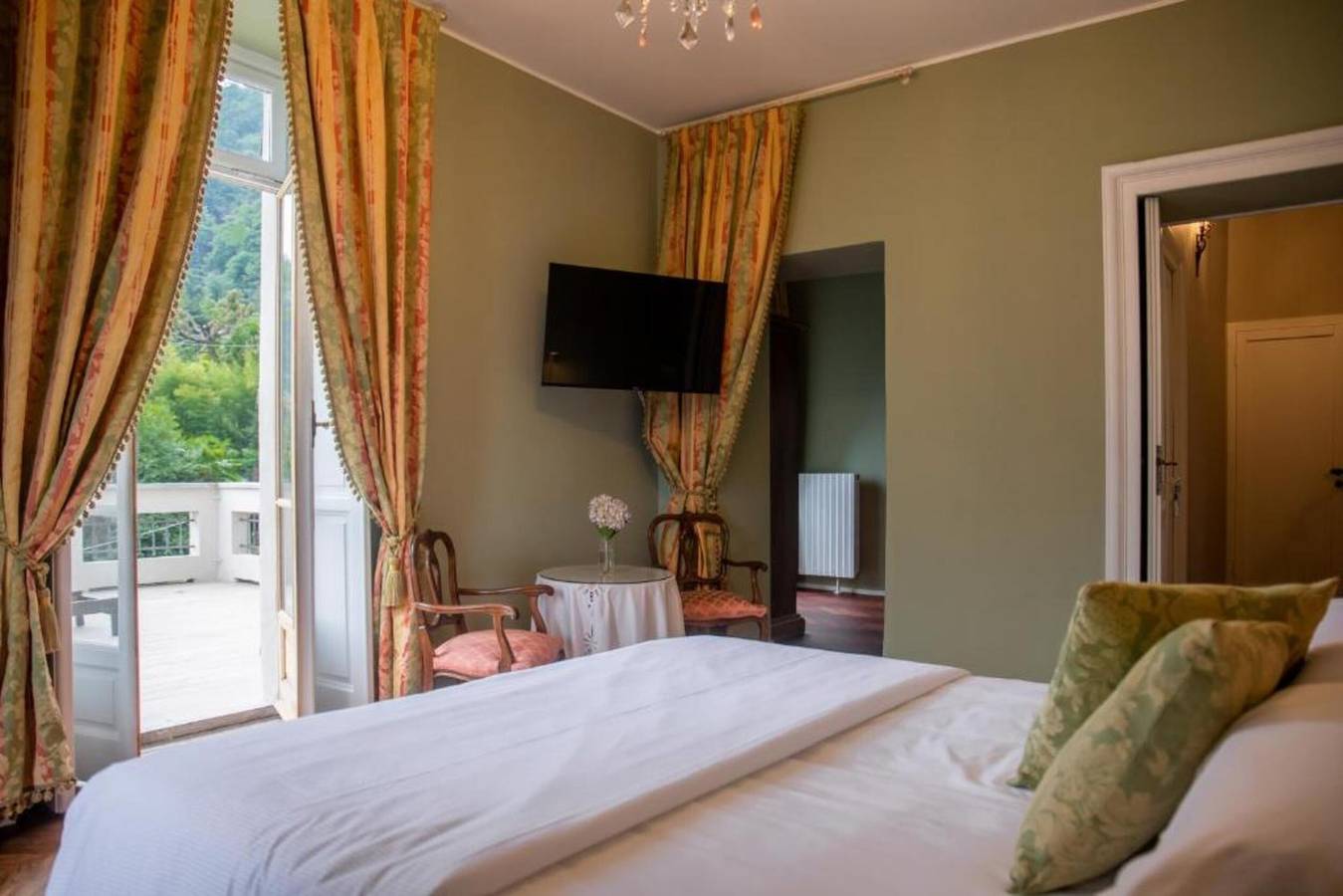Room 'Camilla' with Private Terrace, Shared Garden and Wi-Fi in Comune di Cannobio, Lago Maggiore (Piemonte)