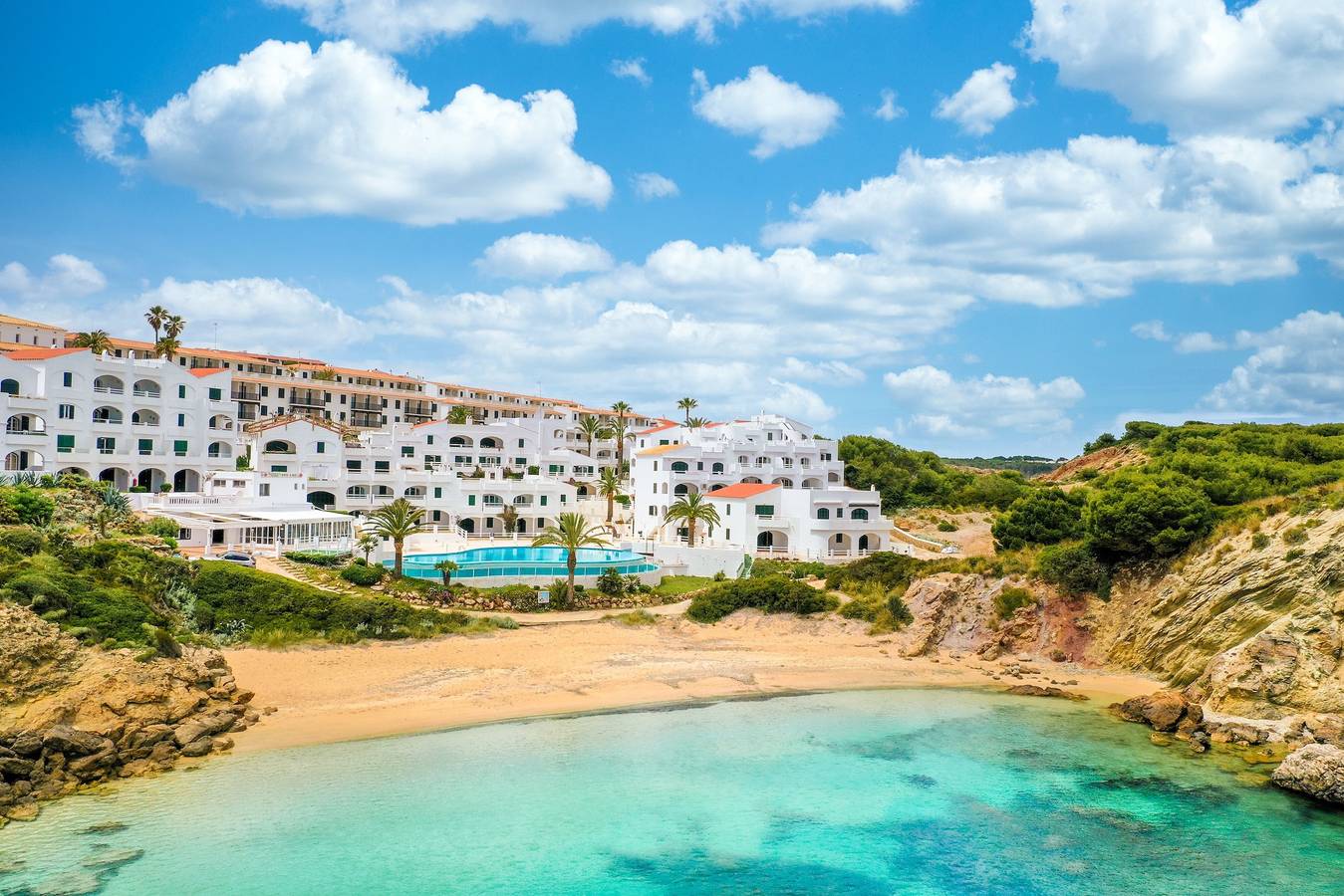 Entire apartment, Apartment "White Sands 306" on the Beach with Sea View, Pool in Arenal d'en Castell, Es Mercadal