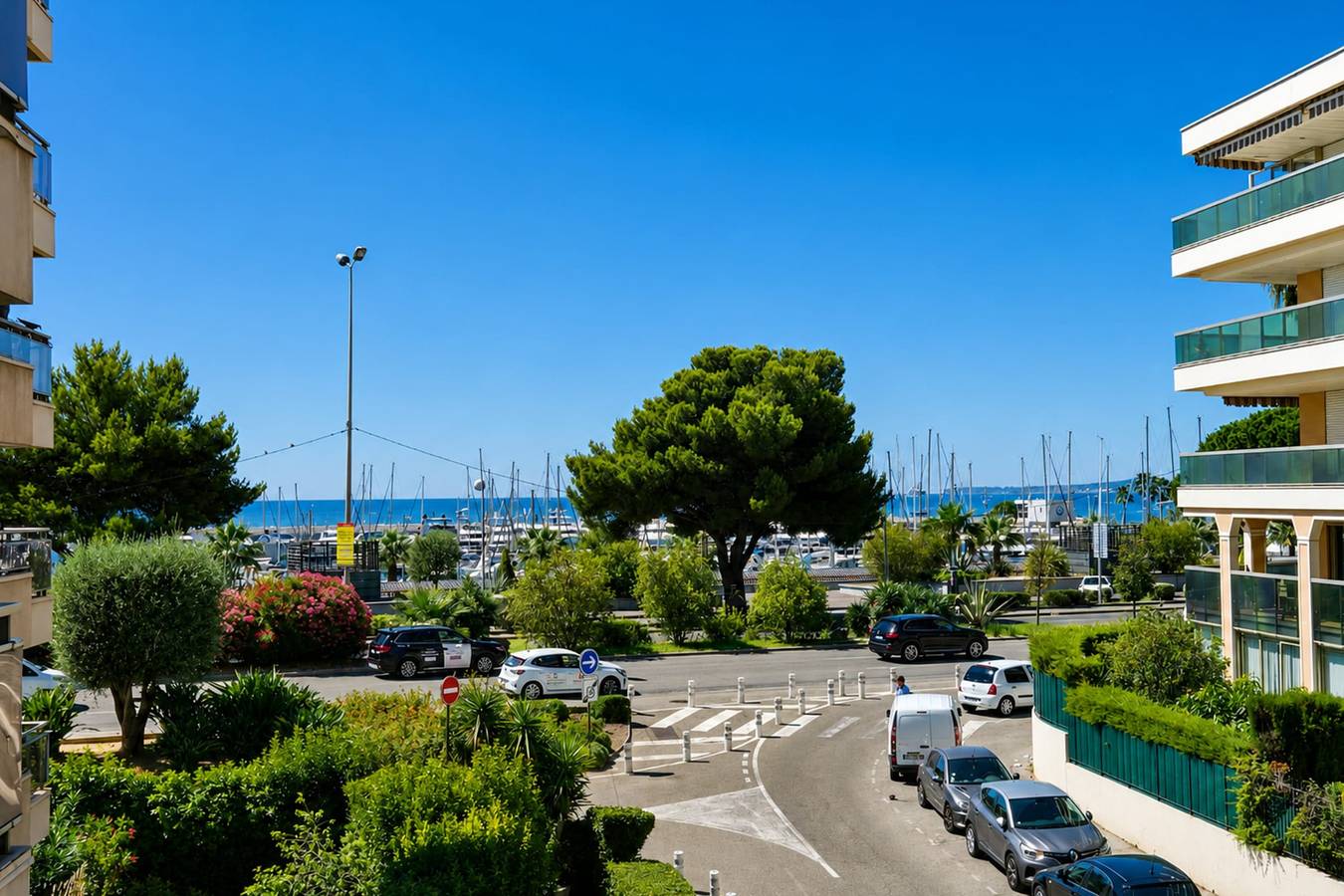 Apartamento entero, Apt for 6 Guests with Sea & Marina Views – 10 Min from Nice in Saint-Laurent-du-Var, Costa mediterránea (Francia)